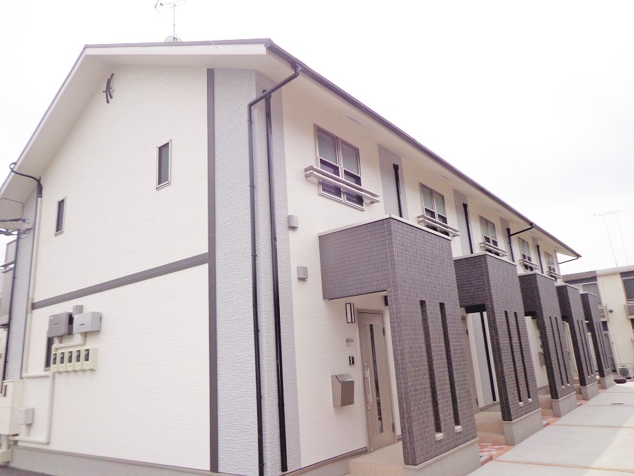 建物外観　エアコン２基。広い専用庭