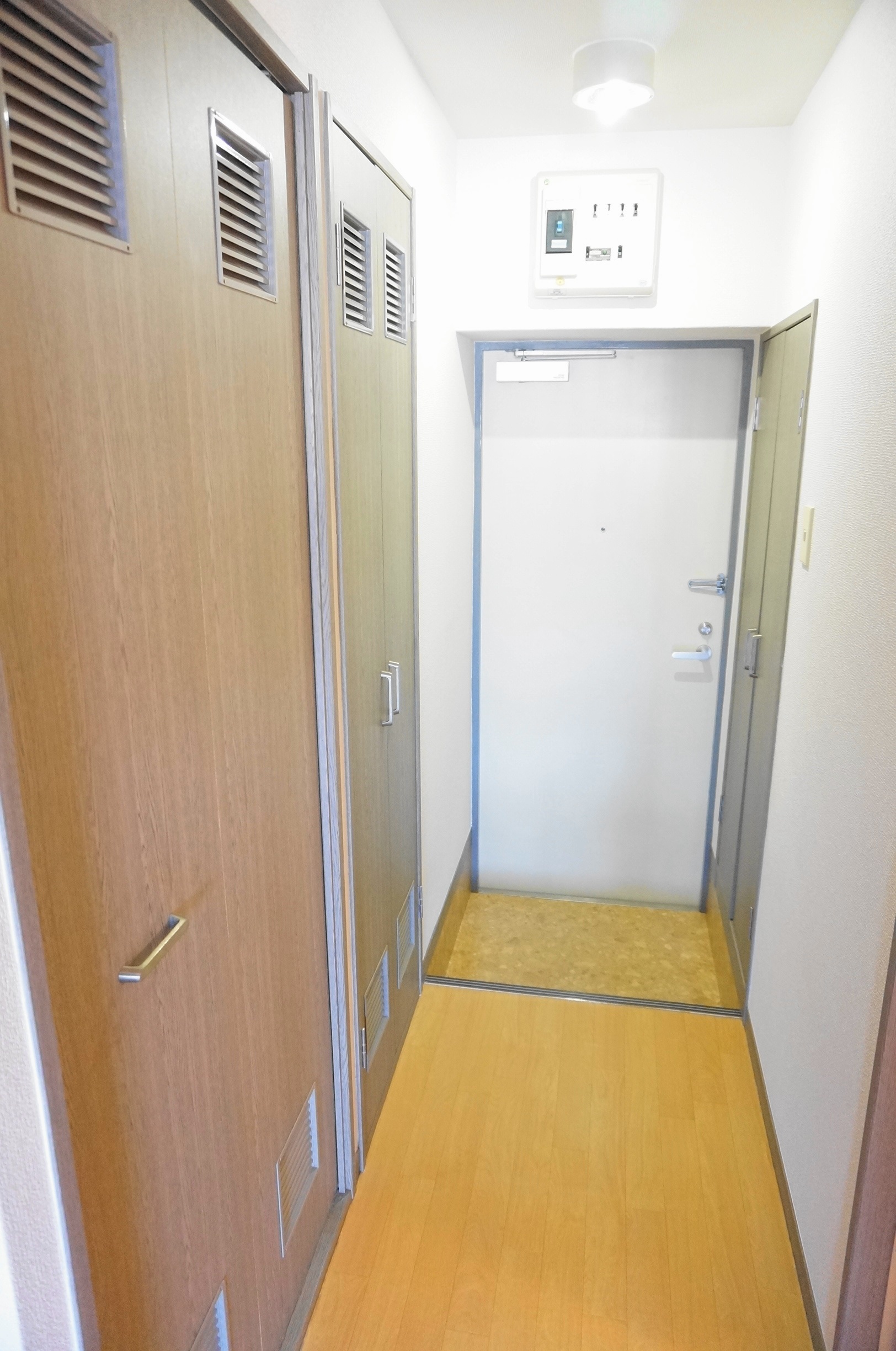 玄関　廊下から玄関