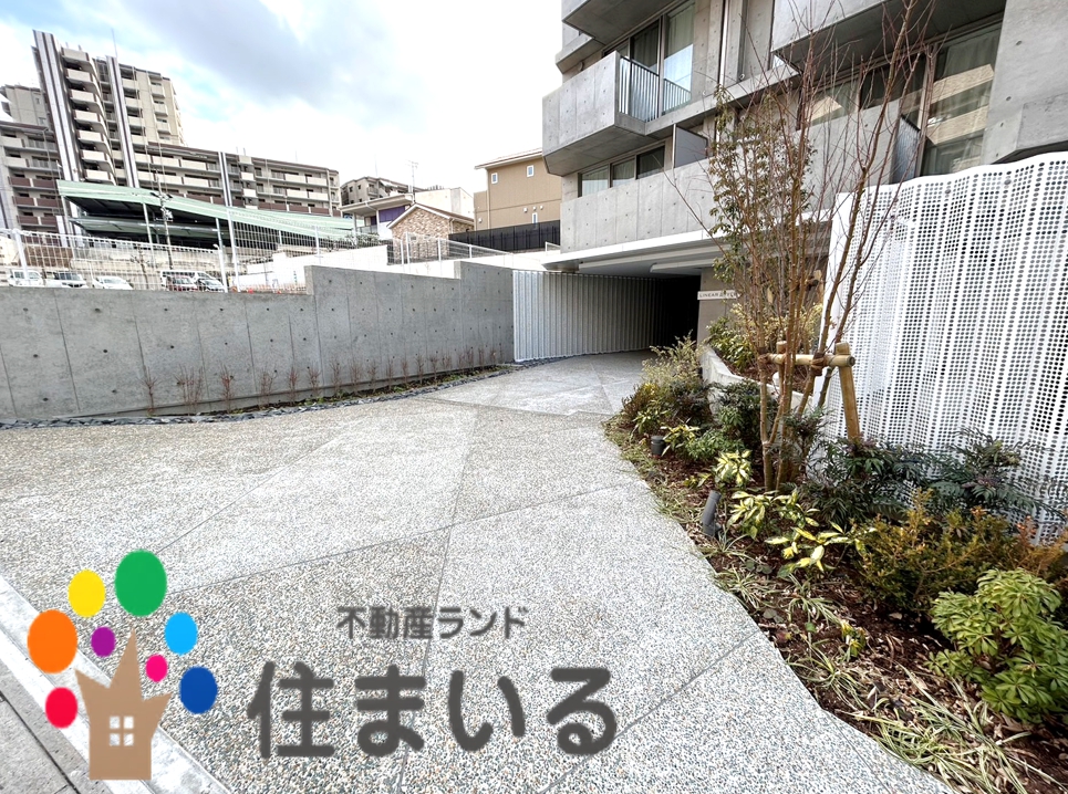 【名古屋市緑区鳴子町のマンションのエントランス】