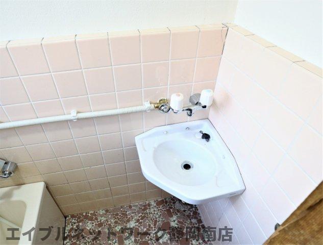 洗面設備　明るい洗面所です