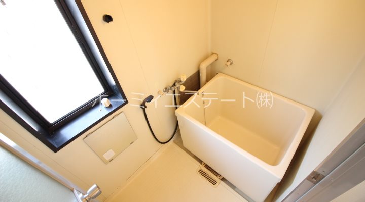 バス・シャワールーム　窓付きの浴室♪