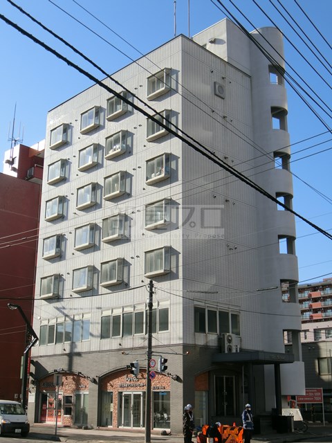 札幌市中央区南九条西のマンションの建物外観