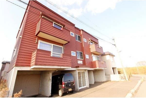 札幌市白石区米里五条のアパートの建物外観
