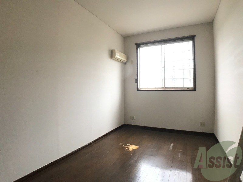 居室・リビング　明るさが印象的な広々としたお部屋でゆったり休めます。