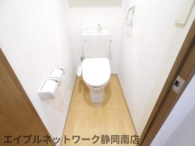 トイレ　落ち着いた色調のトイレです