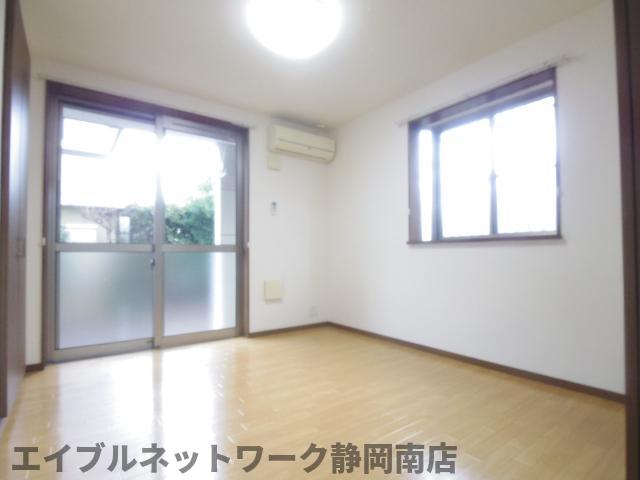 居室・リビング　こちらの居間で趣味の時間をお楽しみください