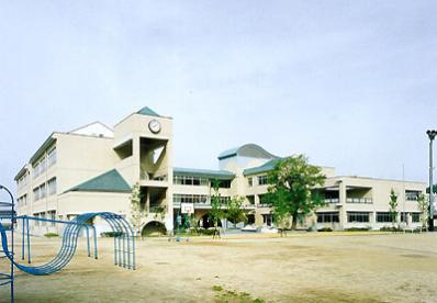 小学校　倉敷市立琴浦東小学校（小学校）まで683m
