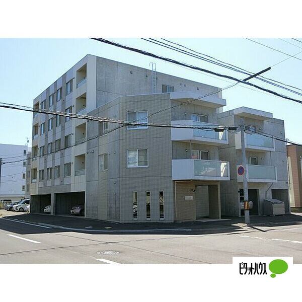 札幌市白石区菊水八条のマンションの建物外観