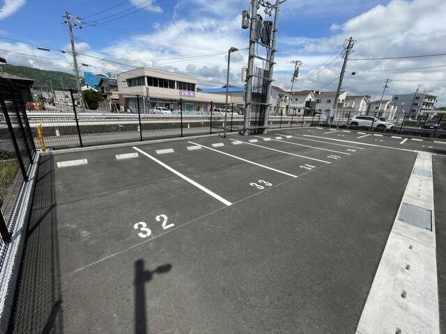 【福岡市博多区井相田のマンションの駐車場】