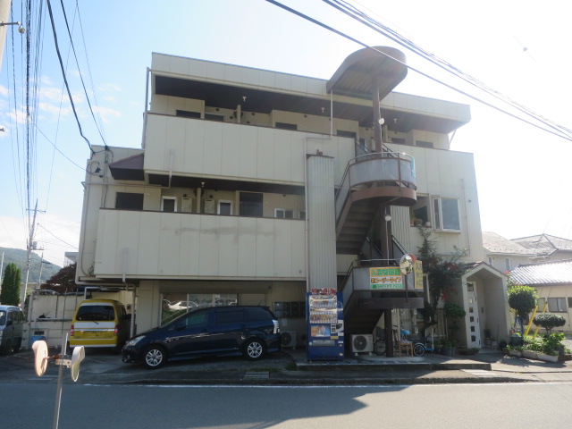 【甲府市東光寺のアパートの建物外観】