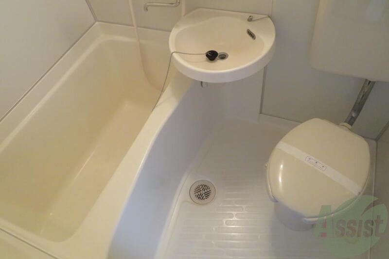 バス・シャワールーム　こちらは３点ユニットタイプの浴室と言われています