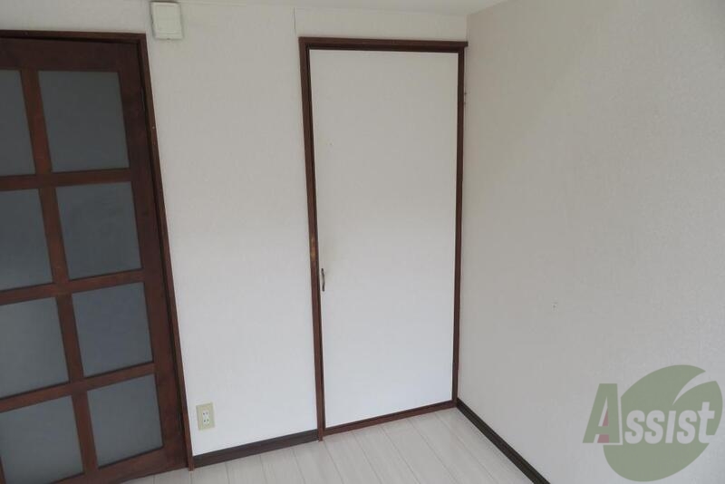 収納　壁と同様白い扉でお部屋とマッチしております