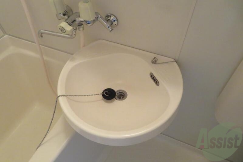 洗面設備　真っ白にクリーニング済みです。私なら此処に洗面器を置きますね