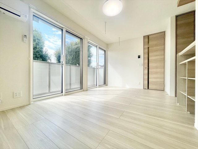 居室・リビング　同一建物内１０３号室写真転載