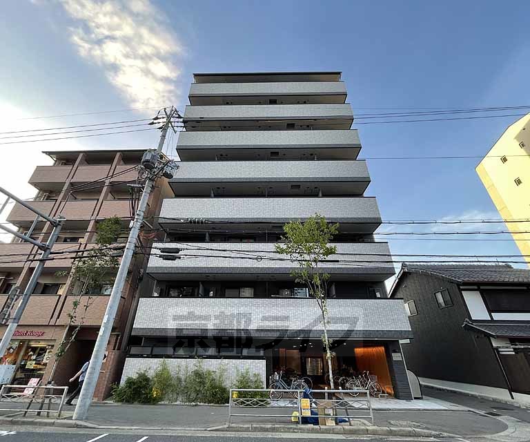 【京都市右京区西院乾町のマンションの建物外観】