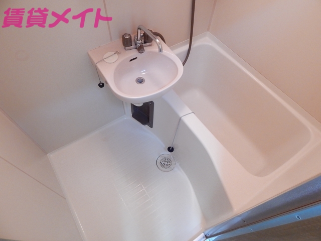 バス・シャワールーム　同建物別部屋の写真です。