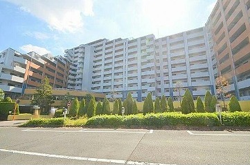 町田市南成瀬のマンションの建物外観