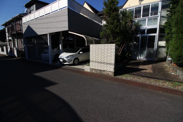 【守谷市御所ケ丘のアパートの駐車場】