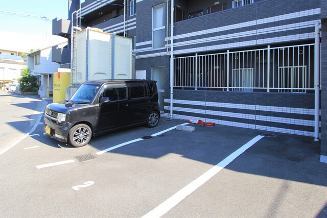 【松山市清水町のマンションの駐車場】