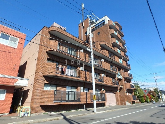 札幌市東区北十九条東のマンションの建物外観