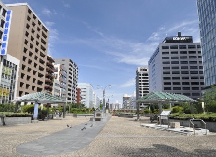 【中央区築地のマンションの公園】