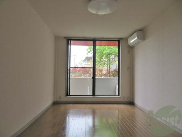 居室・リビング　白基調のお部屋は、部屋が明るく広く感じますね。