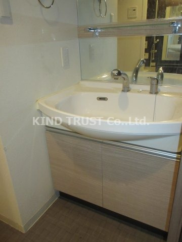 洗面設備　明るい洗面所です