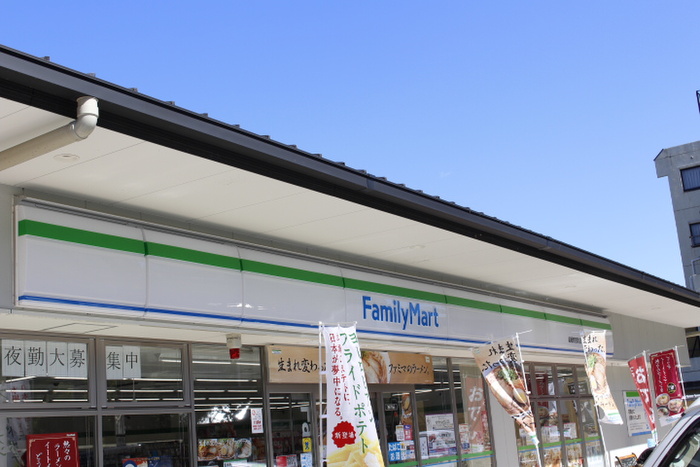 コンビニ　ファミリーマート（コンビニ）まで560m