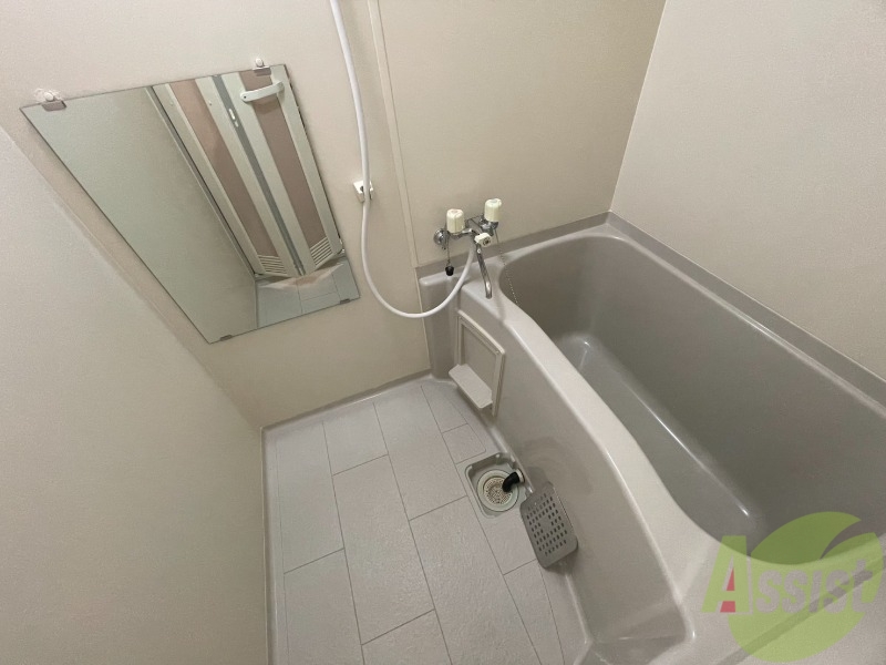 バス・シャワールーム　バスルームは狭すぎず、シャワーも浴びやすそうです。