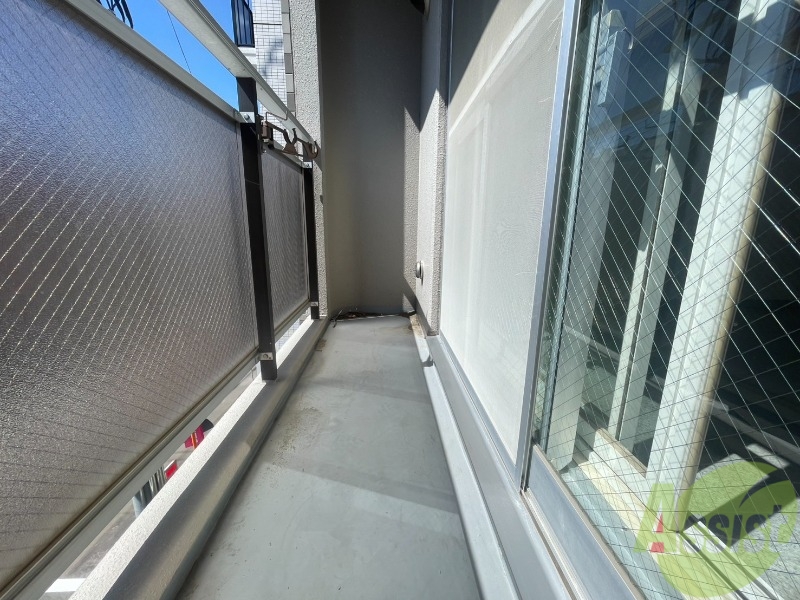 バルコニー　バルコニー。洗濯物がはかどりそうな広さがありますよ。