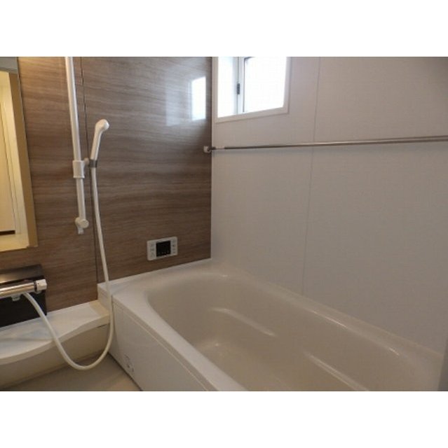 バス・シャワールーム　窓があり明るく自然換気できます♪