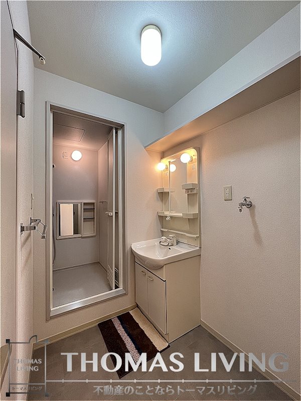 洗面設備　広々とした洗面台御座いますよ。