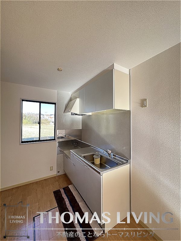 キッチン　小窓があり換気がしやすいですね。