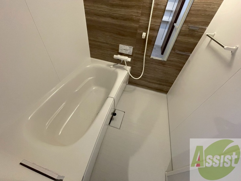 バス・シャワールーム　お風呂です。広々したバスでゆっくりくつろげます。