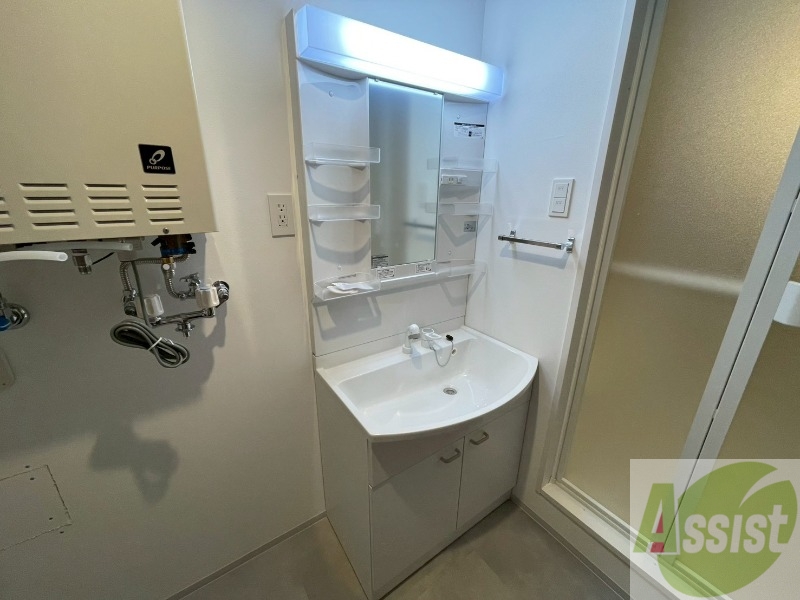 洗面設備　収納も豊富で使い勝手の良い洗面化粧台です。