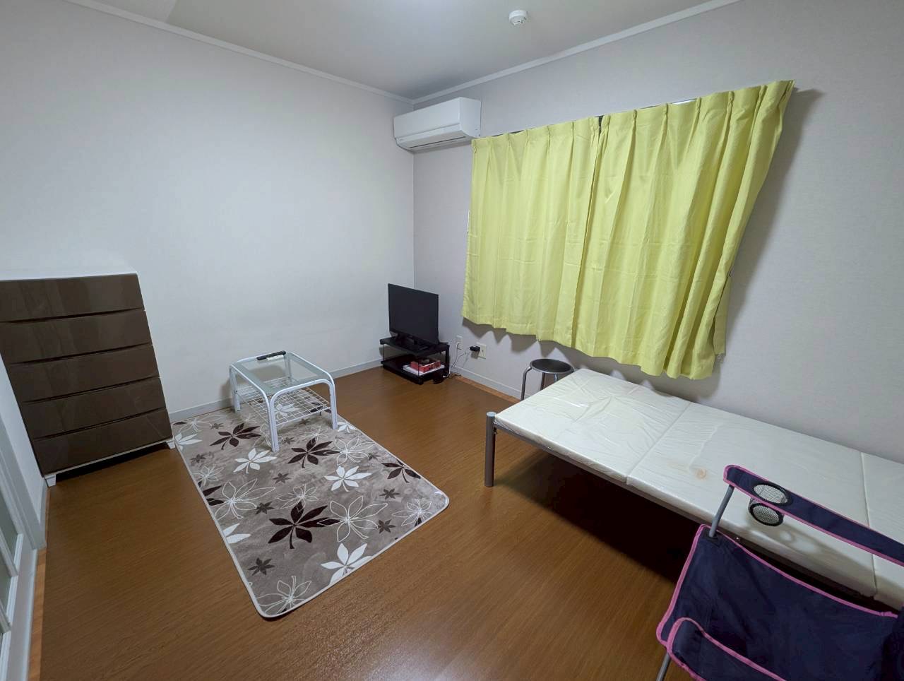 居室・リビング　家具家電付きの物件です。