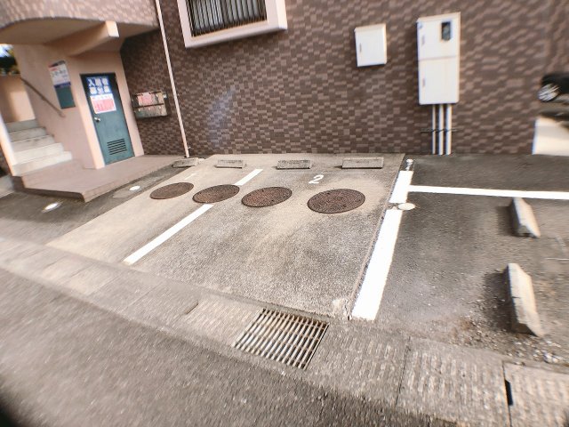 駐車場　前面道路は広いので停めやすいです