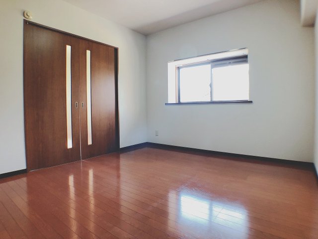 居室・リビング　角部屋なので明るいです