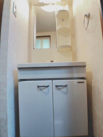 洗面設備　収納たっぷりの洗面化粧台