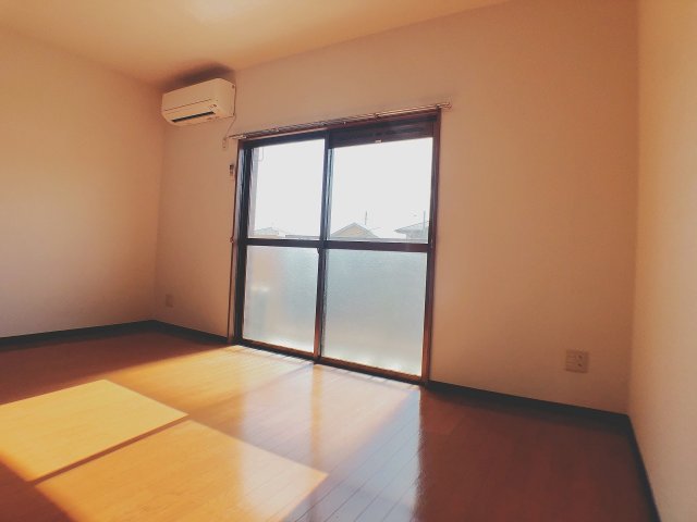 居室・リビング　南面の窓で日当たり良好！