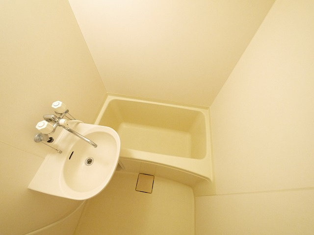 バス・シャワールーム　落ち着いた空間のお風呂です