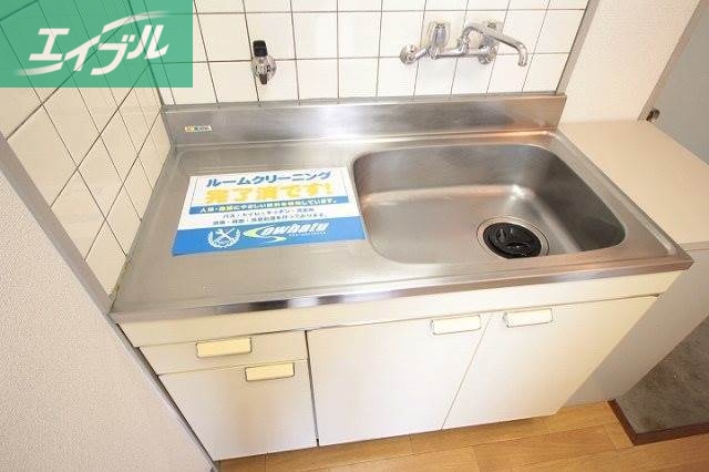 キッチン　同物件別部屋の写真です。