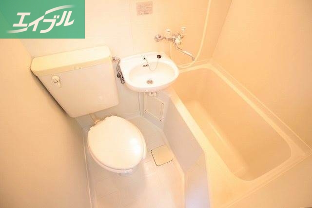 バス・シャワールーム　同物件別部屋の写真です。