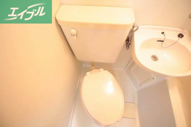 トイレ　同物件別部屋の写真です。