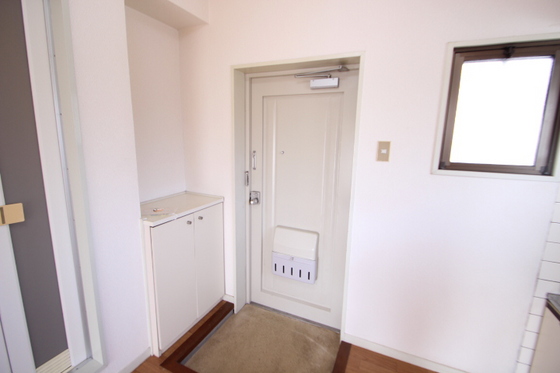 玄関　※別の号室のお部屋になっております。