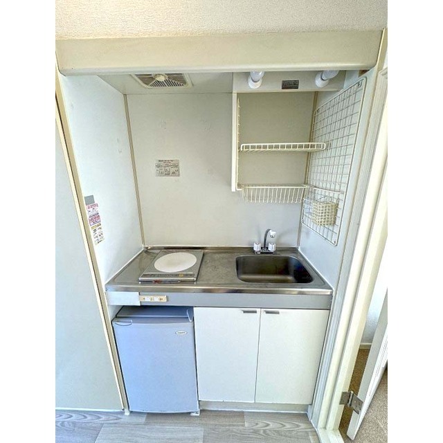 キッチン　ＩＨコンロとミニ冷蔵庫付きキッチン