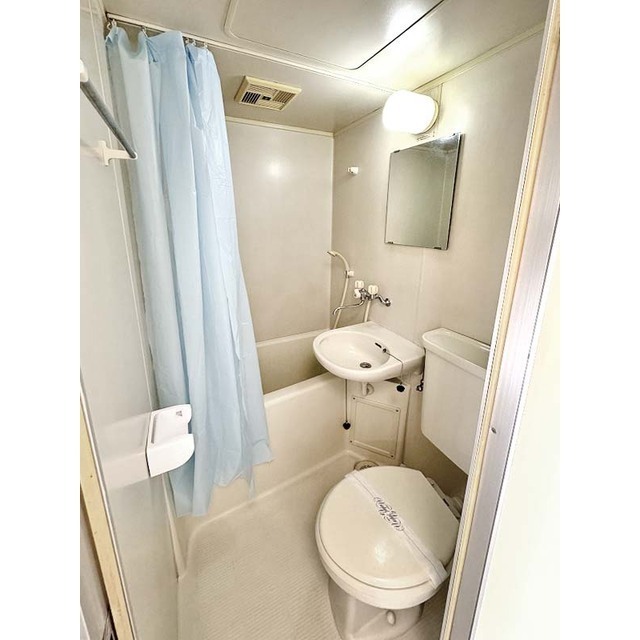 バス・シャワールーム　３点ユニット式のバスルームです。