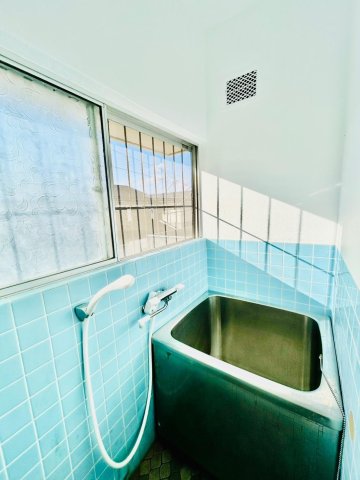 バス・シャワールーム　レトロなタイル張りの浴室。清掃済で清潔にお使い頂けます。