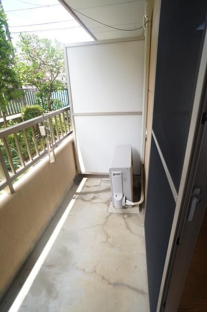 バルコニー　バルコニーがあるので洗濯物を太陽の下で干すことができます♪