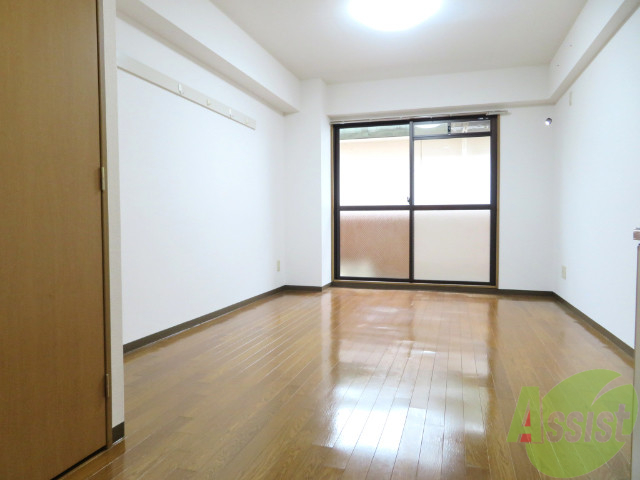 居室・リビング　リビングはこんな感じです。窓が大きくてよく陽が入ってきます。